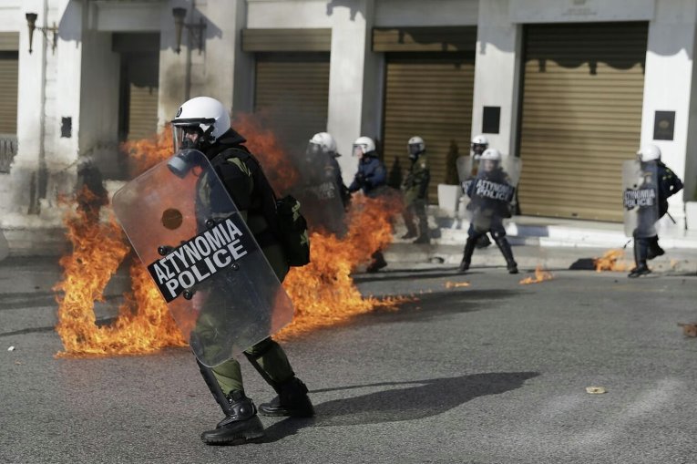 Столкновения молодежи и полиции в Афинах во время проведения всеобщей забастовки