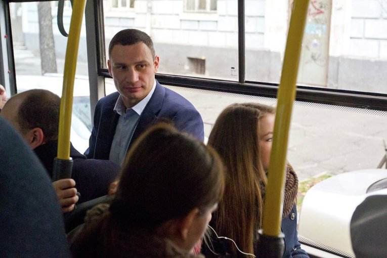 Кличко прокатился с пассажирами по новому автобусному маршруту с Троещины в центр Киева