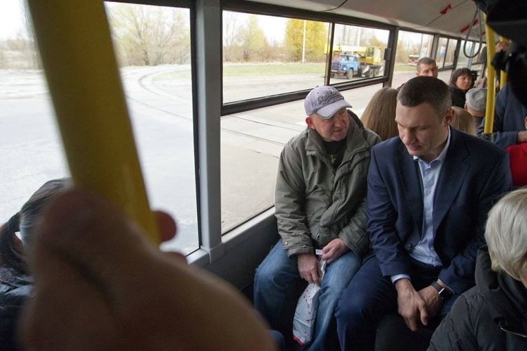 Кличко прокатился с пассажирами по новому автобусному маршруту с Троещины в центр Киева