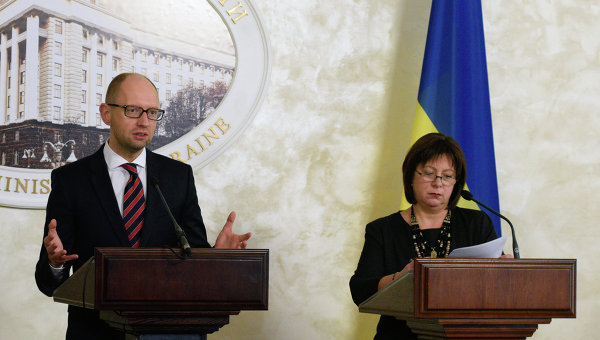 Премьер-министр Украины Арсений Яценюк и министр финансов Украины Наталья Яресько
