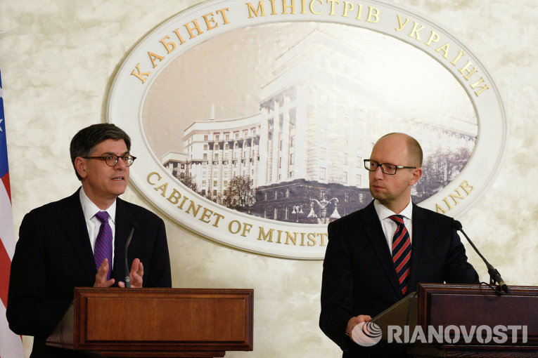 Премьер-министр Украины Арсений Яценюк (справа) и министр финансов США Джейкоб Лью