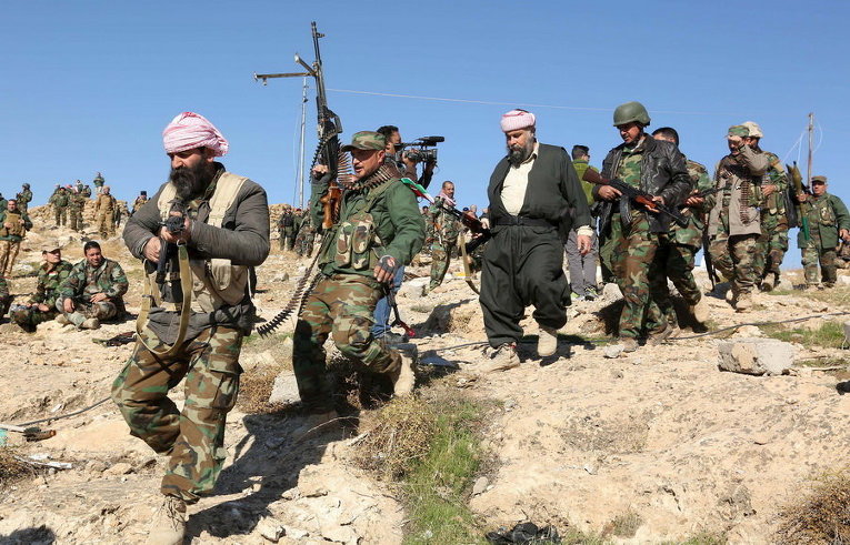 Члены курдских повстанческих сил в городе Синджаре, Ирак