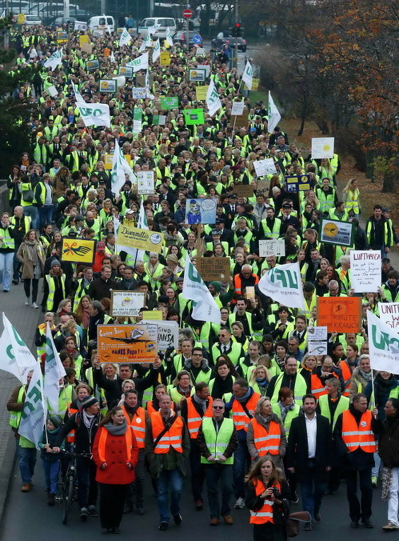 Сотрудники Lufthansa маршируют во время забастовки бортпроводников в аэропорту Франкфурта, Германия