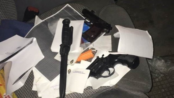 Оружие, изъятое у подозреваемых, которые планировали провокации в день выборов в Днепропетровской области