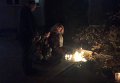 Киевляне несут цветы и свечи к французскому посольству. Видео