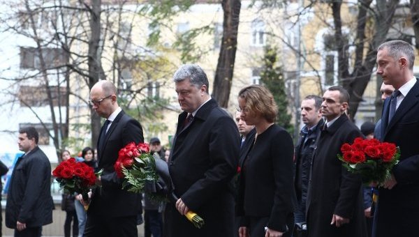 Порошенко и Яценюк возложили цветы у посольства Франции в Киеве