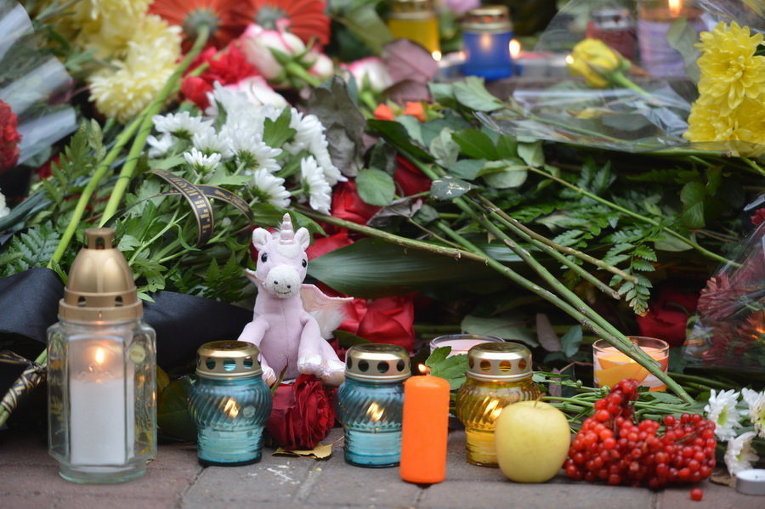 Украинцы принесли цветы под посольство Франции в Киеве