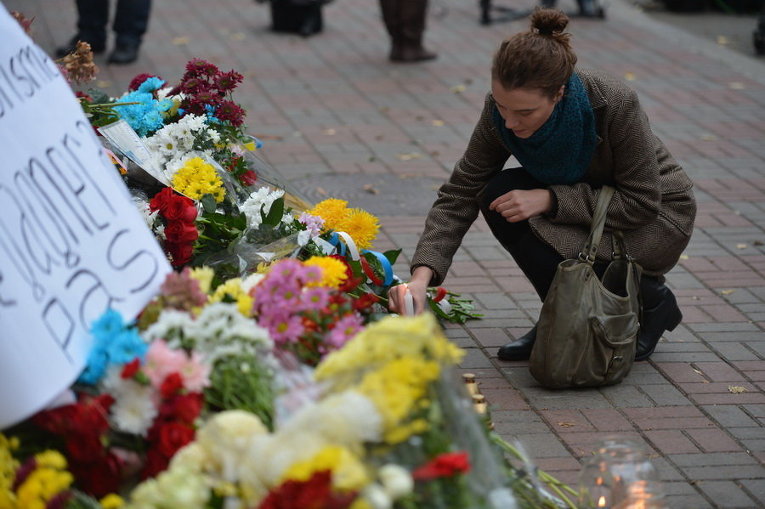 Украинцы принесли цветы под посольство Франции в Киеве