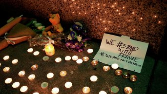 Импровизированный мемориал в честь жертв теракта в Париже