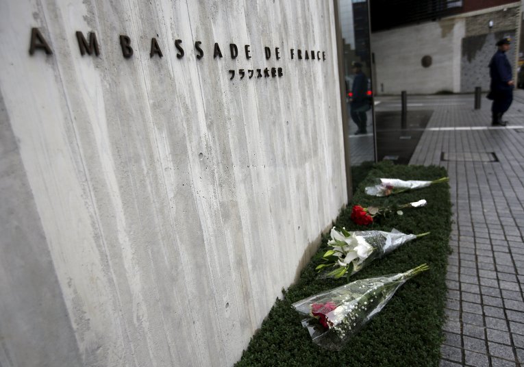 Мир чтит память жертв терактов в Париже