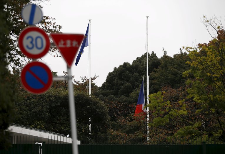 Мир чтит память жертв терактов в Париже