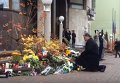Порошенко возложил цветы к посольству Франции в Киеве