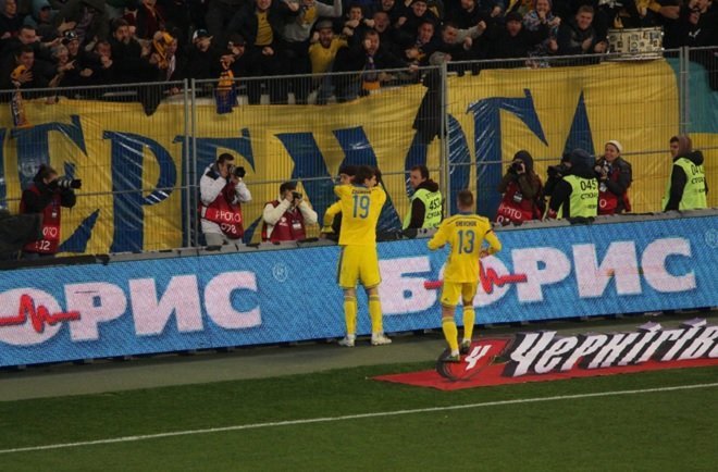 Евгений Селезнев празднует забитый гол в ворота сборной Словении