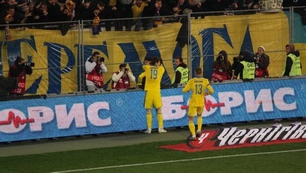 Евгений Селезнев празднует забитый гол в ворота сборной Словении