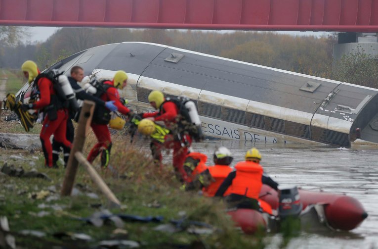 Спасатели ищут обломки поезда, который сошел с рельсов во Франции