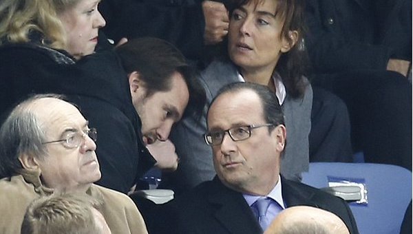 Франсуа Олланду сообщают о терактах в Париже