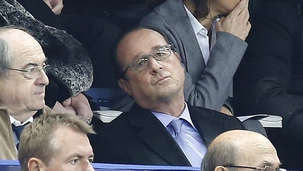 Франсуа Олланду сообщают о терактах в Париже