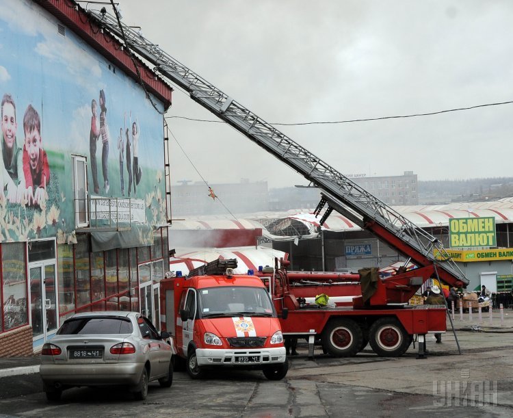 Пожар в торговом центре Барабашово в Харькове