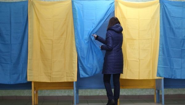 Голосование на местных выборах в Украине. Архивное фото