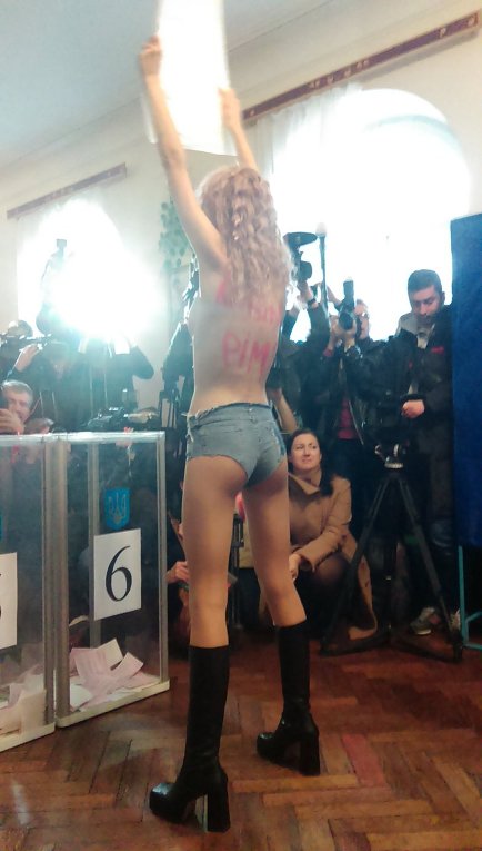 Активистка Femen разделась на участке, где голосовал Виталий Кличко