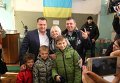 Борис Филатов (крайний слева) в день голосования на выборах мэра Днепропетровска