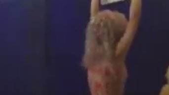 Активистка Femen разделась перед Кличко во время голосования. Видео