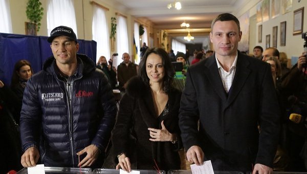Акция Femen на участке, где голосовал Кличко с женой и братом