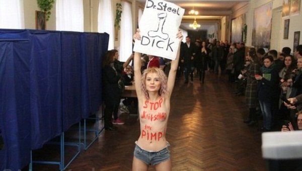 Акция Femen на участке, где голосовал Кличко с женой и братом