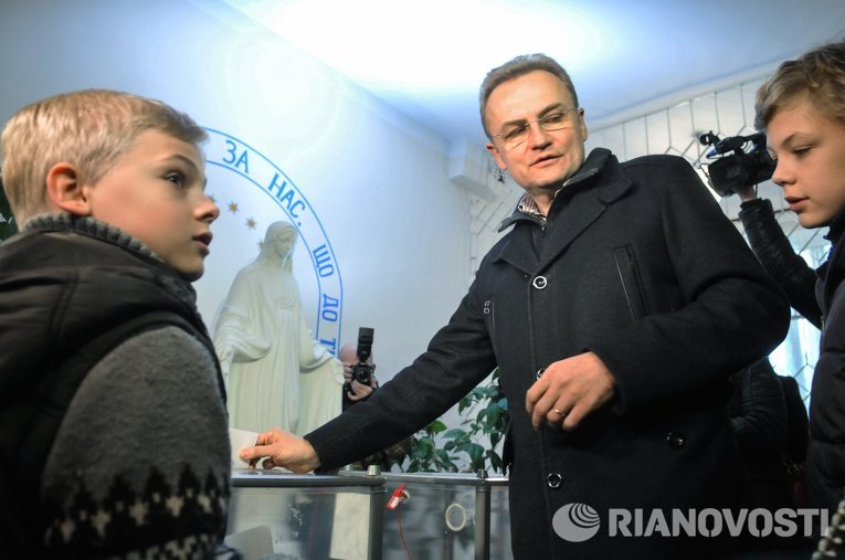 Андрей Садовый на избирательном участке