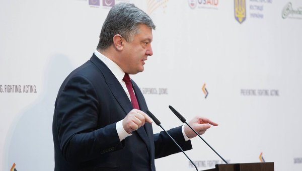 Петр Порошенко выступает во время антикоррупционного форума в Киеве