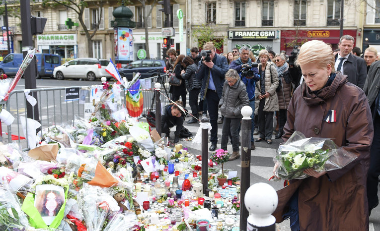 Президент Литвы Даля Грибаускате возлагает цветы в память о жертвах теракта в Париже
