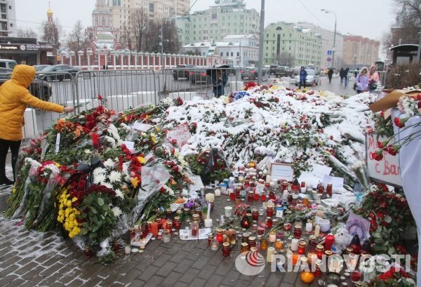 Цветы и свечи у посольства Франции в Москве в память о погибших в результате серии террористических актов в Париже