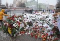 Цветы и свечи у посольства Франции в Москве в память о погибших в результате серии террористических актов в Париже