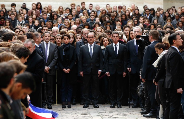 Президент Франции Франсуа Олланд с членами правительства во время минуты молчания в память о жертвах терактов