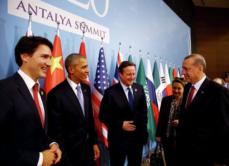 Президент Турции Реджеп Тайип Эрдоган беседует с премьером Канады Джастином Трюдо, президентом США Бараком Обамой и премьером Великобритании Дэвидом Кэмероном
