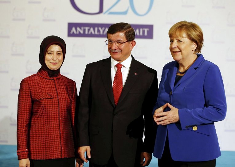 Канцлер Германии Ангела Меркель и премьер-министр Турции Ахмет Давутоглу с супругой.