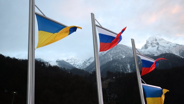 Флаги Украины и России. Архивное фото