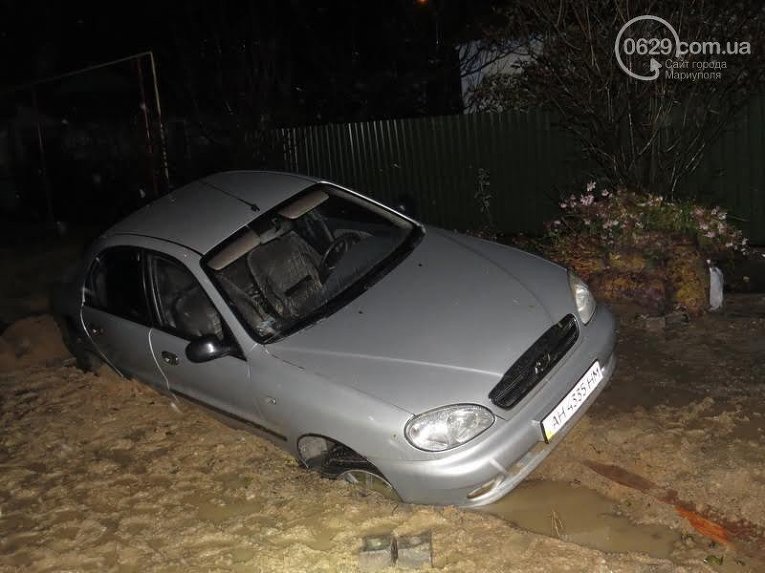 Непогода в Мариуполе. Такси увязло в грязи