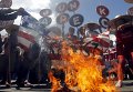 В Маниле протестующие против проведения саммита сжигают флаг США