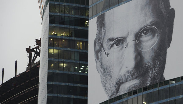 Плакат с портретом основателя компании Apple Стива Джобса