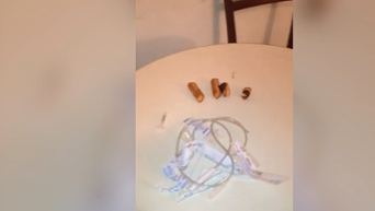 Шприцы в гостиничном номере, где останавливались парижские террористы. Видео