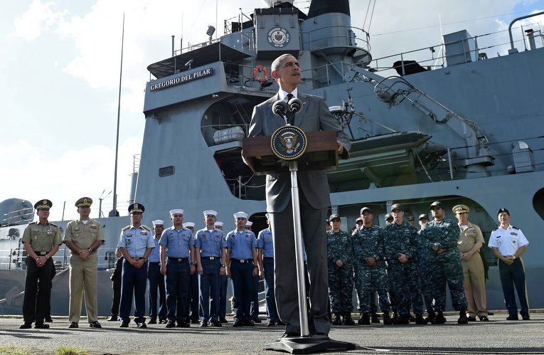 Президент США Барак Обама на борту флагмана ВМС Филиппин фрегата Грегорио дель Пилар в Маниле.