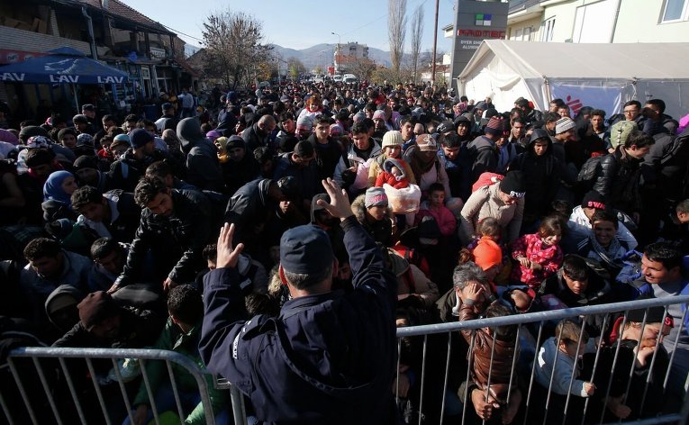 Полиция пытается навести порядок в миграционном центре в Сербии.