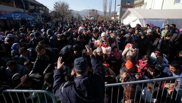 Полиция пытается навести порядок в миграционном центре в Сербии.