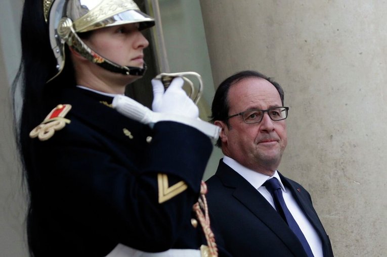 Президент Франции Франсуа Олланд ожидает приезда госсекретаря США Джона Керри в елисейском дворце в Париже.