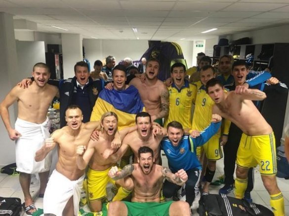 Игроки сборной Украины празднуют выход на Евро-2016