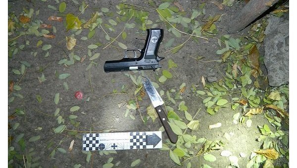 Пистолет и нож, изъятые у киевлянина, открывшего стрельбу в Подольском районе