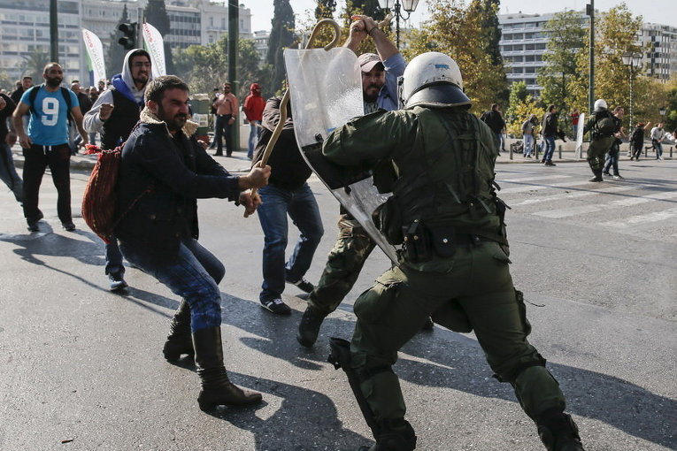 Драка фермера и офицера полиции во время демонстрации в Афинах, Греция
