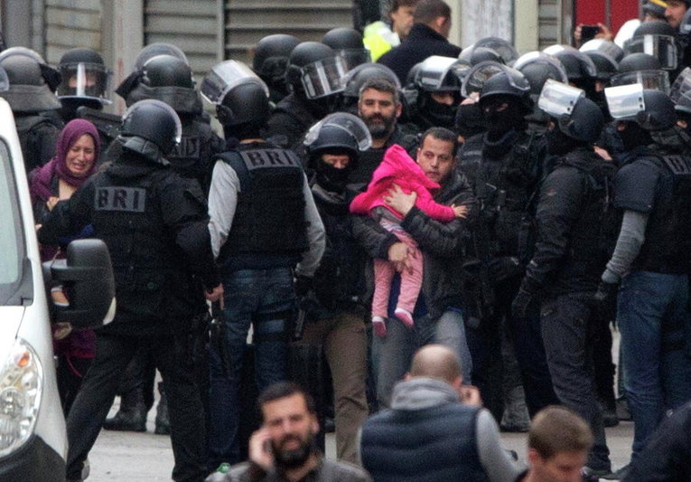 Эвакуация жителей в Сен-Дени, в Париже, во время спецоперации