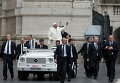 Папа Франциск в окружении его охранников на площади Святого Петра, в Ватикане